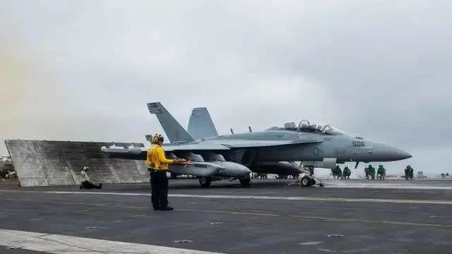 準備蒸汽彈射器起飛的F/A-18E/F戰鬥機。 （翻攝自 騰訊新聞@海事先鋒）