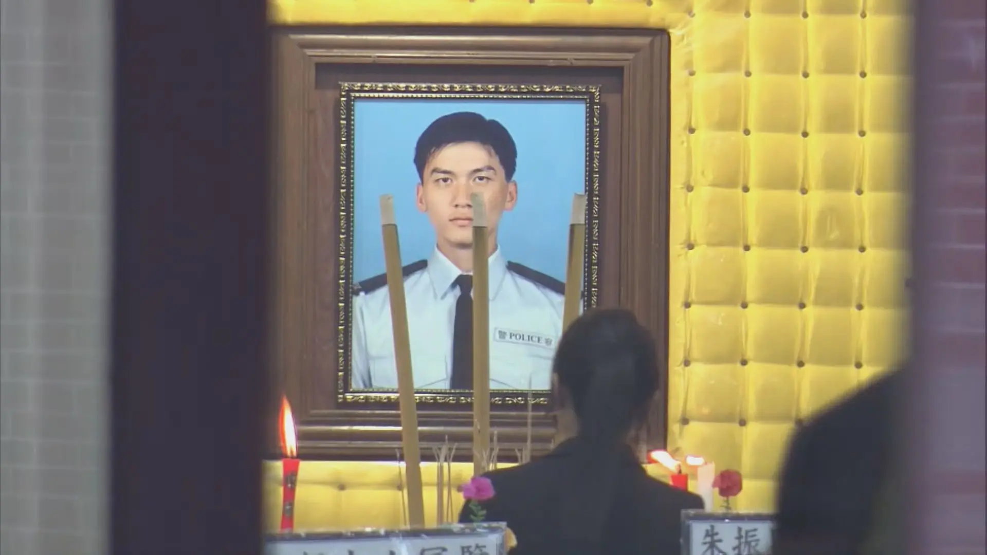 警務處今日（23日）為高級警員朱振國舉行最高榮譽喪禮。靈車上午抵達長沙灣分區警署進行道別儀式後，已在交通警員護送下駛往浩園安葬。(圖：網絡截圖)