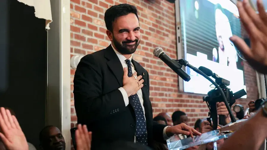 Zohran Mamdani 當選紐約市長｜34 歲穆斯林新星靠社交媒體逆襲，饒舌宣傳吸年輕票的封面圖片