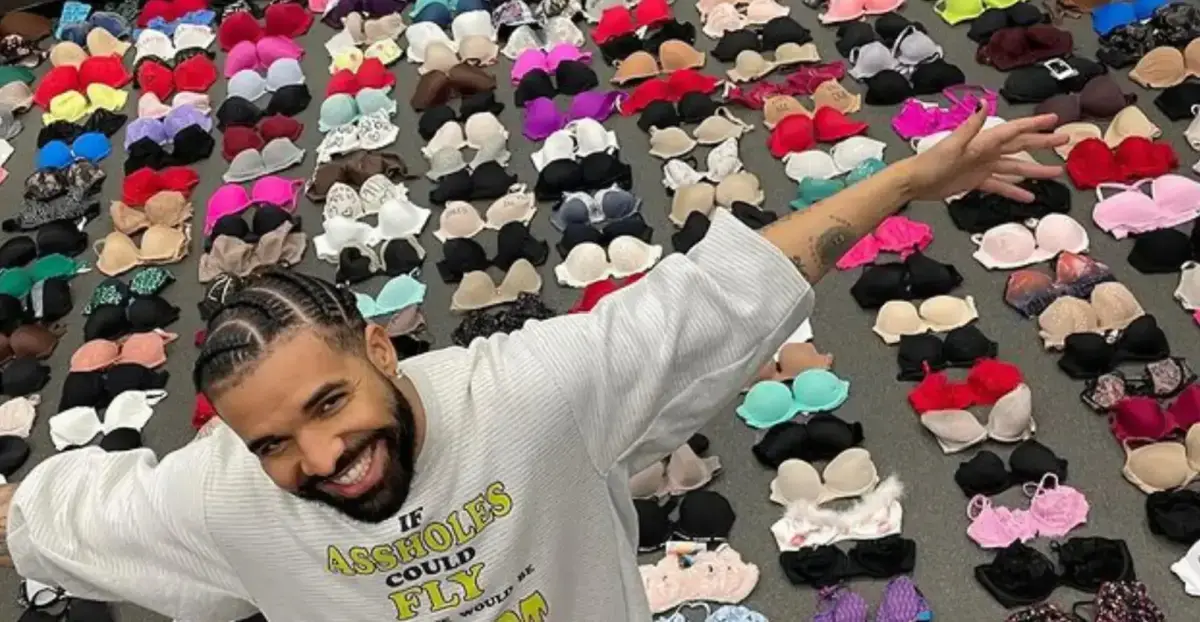 加拿大饒舌天王Drake的It's All A Blur巡演催生趣味應援，粉絲紛紛拋胸罩支持，團隊累積百件收藏整齊擺放宛如內衣店，網友爆笑建議改名巡演，話題席捲全網。（來源：supreme007）