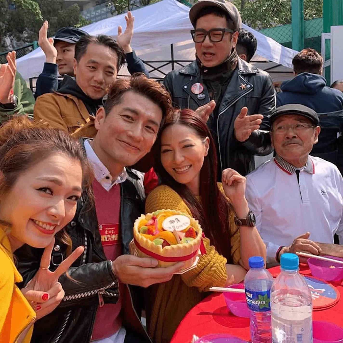 無綫處境劇《愛．回家之開心速遞》向來是觀眾心中的「歡樂源泉」，劇中誕生的多對经典CP更成為劇集亮點，其中袁文傑飾演的「潮偉」與滕麗名飾演的「熊尚善」組成的「潮善CP」，憑藉默契互動與動人感情線，深受劇迷喜愛，陪伴觀眾走過多年時光。(圖： TVB)