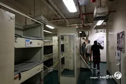 《紐時》爆料，核動力航母福特號火災的起因是洗衣房烘乾機通風管道引發的火焰，隨後通過通風系統向住宿區蔓延，艦內超過600個水兵宿位亦付之一炬。(網上圖片)