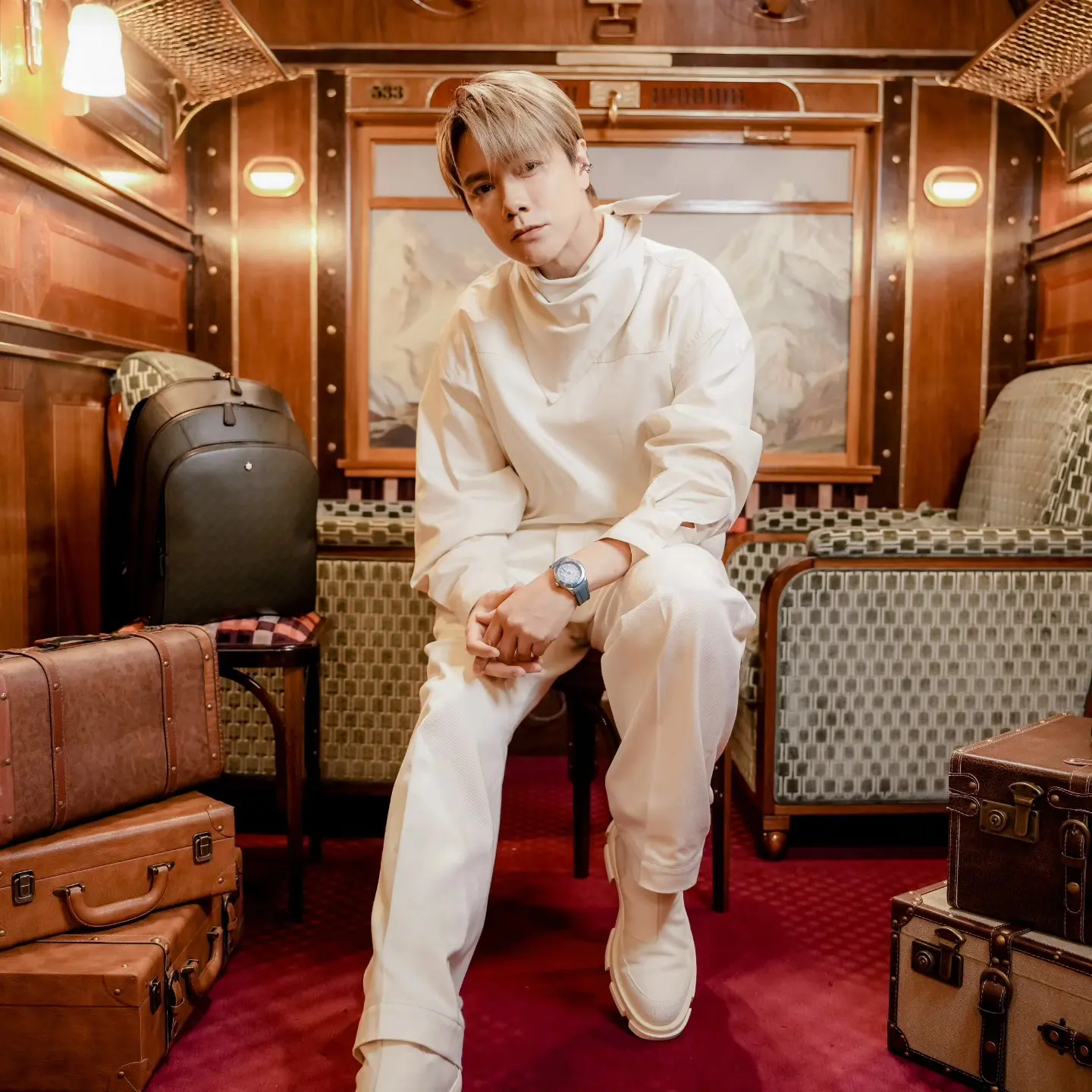 就在外界普遍看淡其前景之際，樂壇前輩張敬軒的介入帶來轉機。作為2013年便簽約英皇娛樂的資深藝人，張敬軒被曝一直看好Lolly Talk的潛力，近期正積極遊說英皇高層，希望將這個年輕女團納入旗下，借助公司資源助其重返舞台。(圖：張敬軒 Hins Cheung@FB)