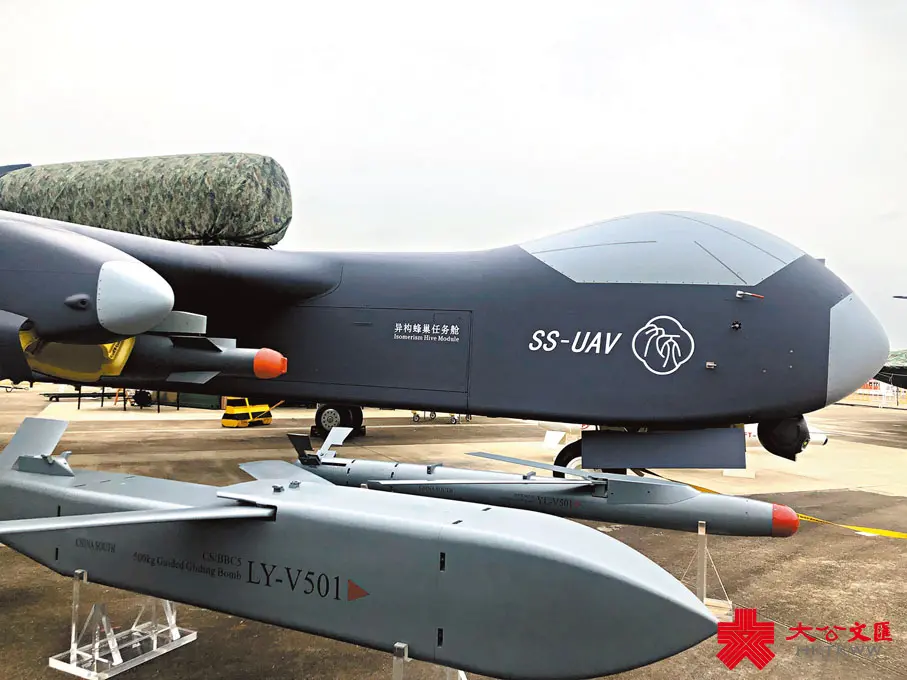 「九天」機腹內的「異構蜂巢任務艙」可擕帶大量無人機，其機翼下和周邊配置不同類型的彈藥。（香港文匯報)