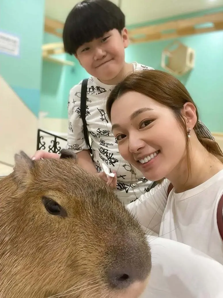 呂慧儀2018年離婚後獨力撫養兒子，母兼父職之餘仍專注事業，日前更半工讀完成牛津大學賽德商學院課程，堪稱「學霸媽媽」。(圖：konniecrab@IG)