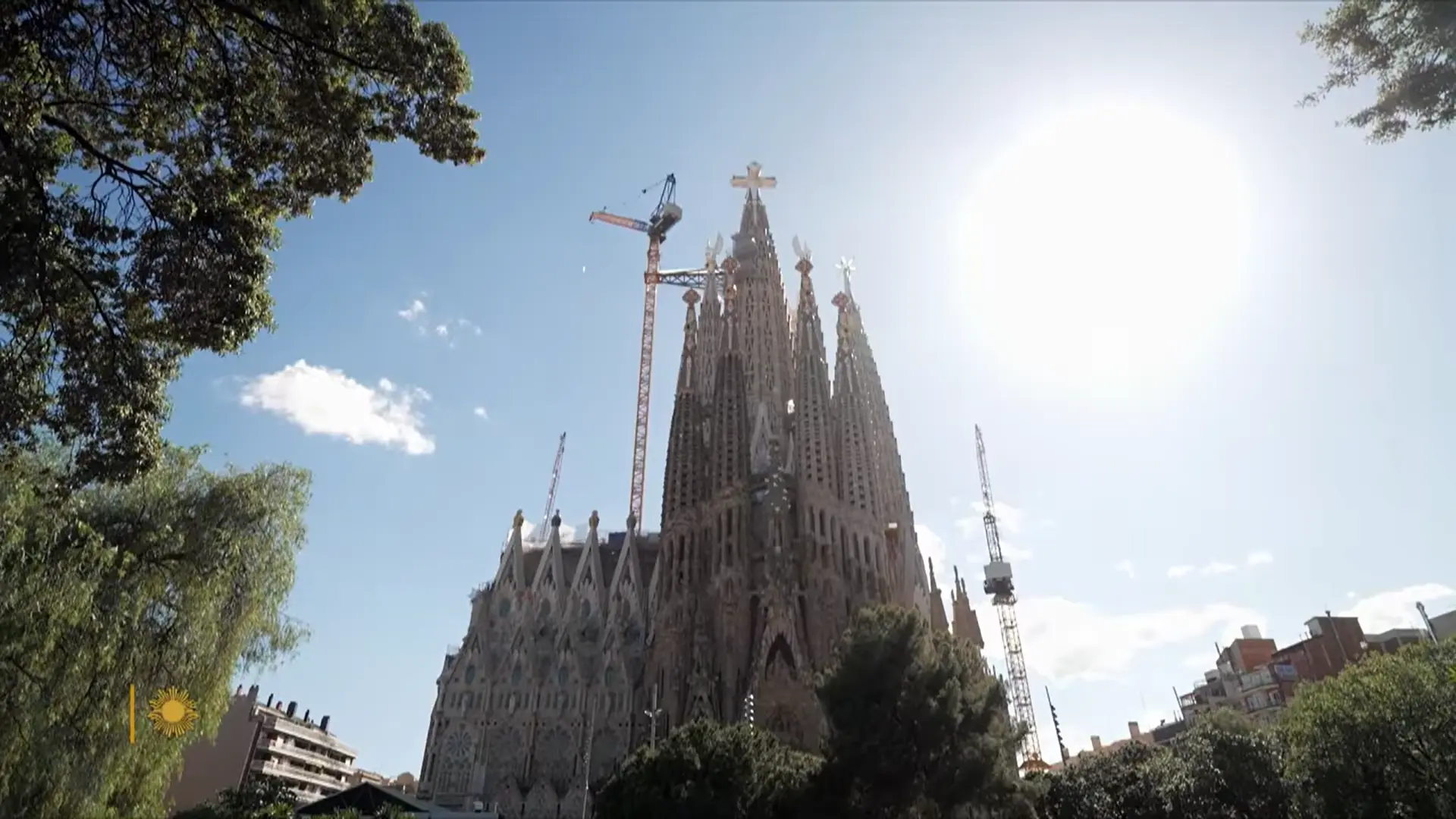 歷時144年建造的西班牙巴塞隆納聖家堂（Sagrada Família）迎來里程碑，耶穌基督塔封頂刷新全球最高教堂紀錄，恰逢高第逝世百年，三大絕美建築亮點揭開百年設計秘辛。（來源： CBS Sunday Morning@YouTube）