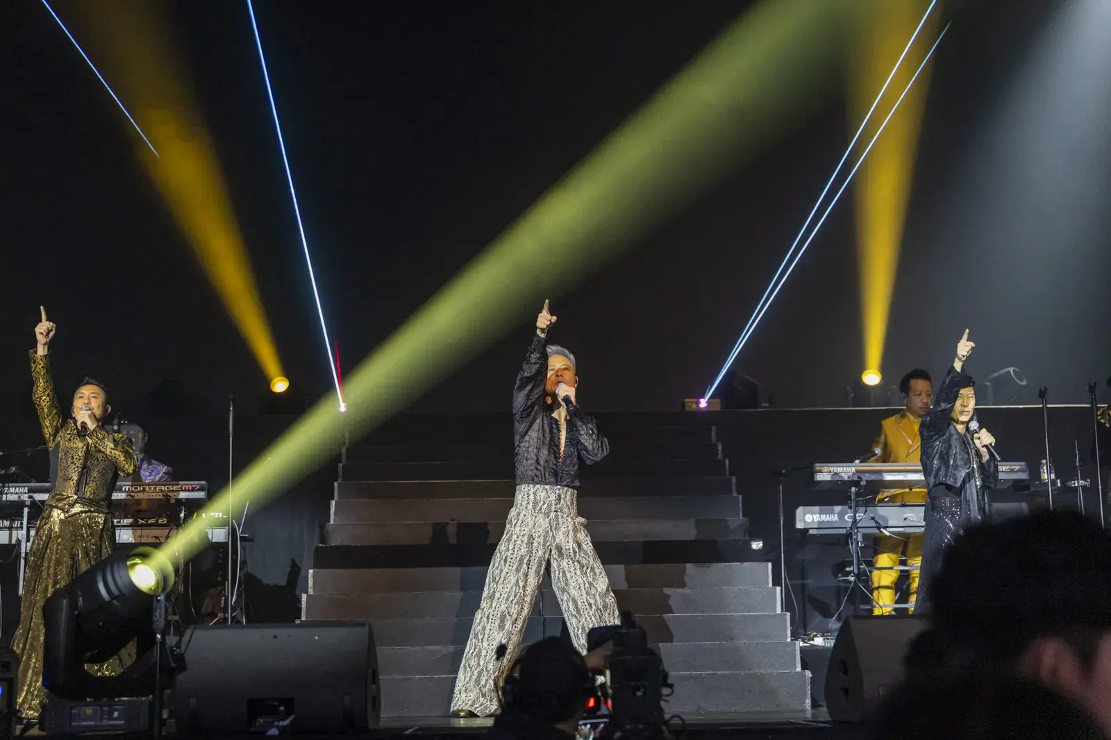 演唱會上，草蜢帶來《半點心》《忘情森巴舞》《寶貝對不起》等多首經典金曲，熟悉的旋律響起，台下觀眾跟唱不斷。三人更呼籲全場歌迷站起身，跟隨節奏搖擺，瞬間將現場變成大型懷舊舞廳，氣氛一度推向高潮。(圖：網絡截圖)