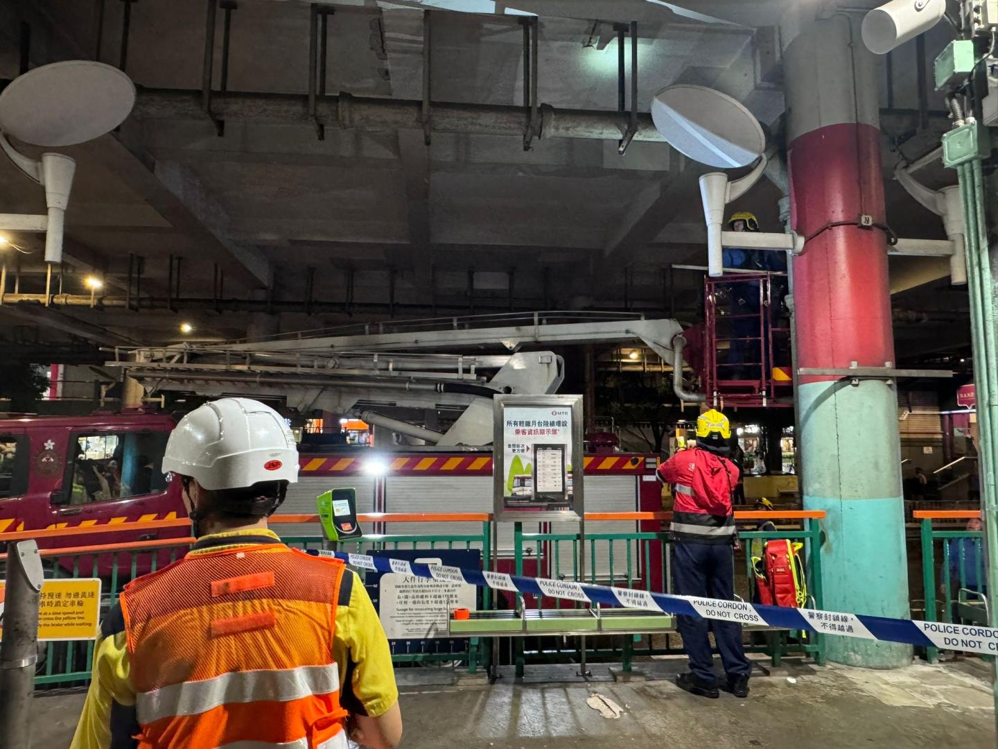 輕鐵安定站石屎剝落 至少一人受傷［相片由屯門區議員葉文斌提供］