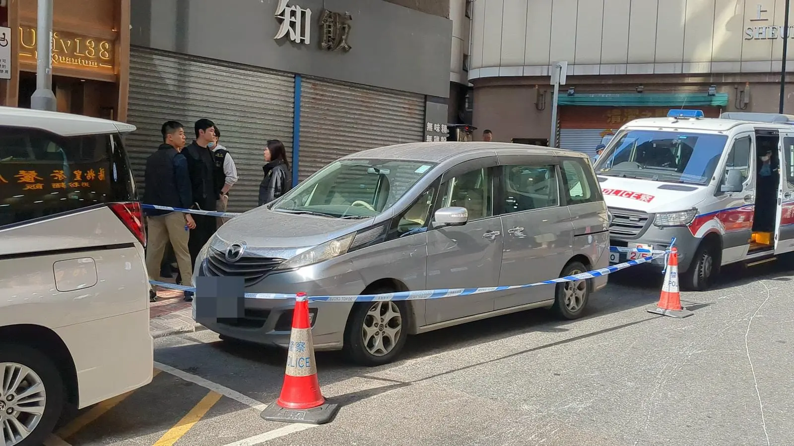 警方接獲找換店男職員報案後，立即調派大批警員趕赴現場，並在中環及上環一帶展開大範圍兜截行動。其後，偵查人員在蘇杭街138號路旁發現一輛懷疑與案件有關的私家車，車身可見輕微損毀痕跡，相信是匪徒作案後用於逃離的交通工具。(圖：網絡截圖)