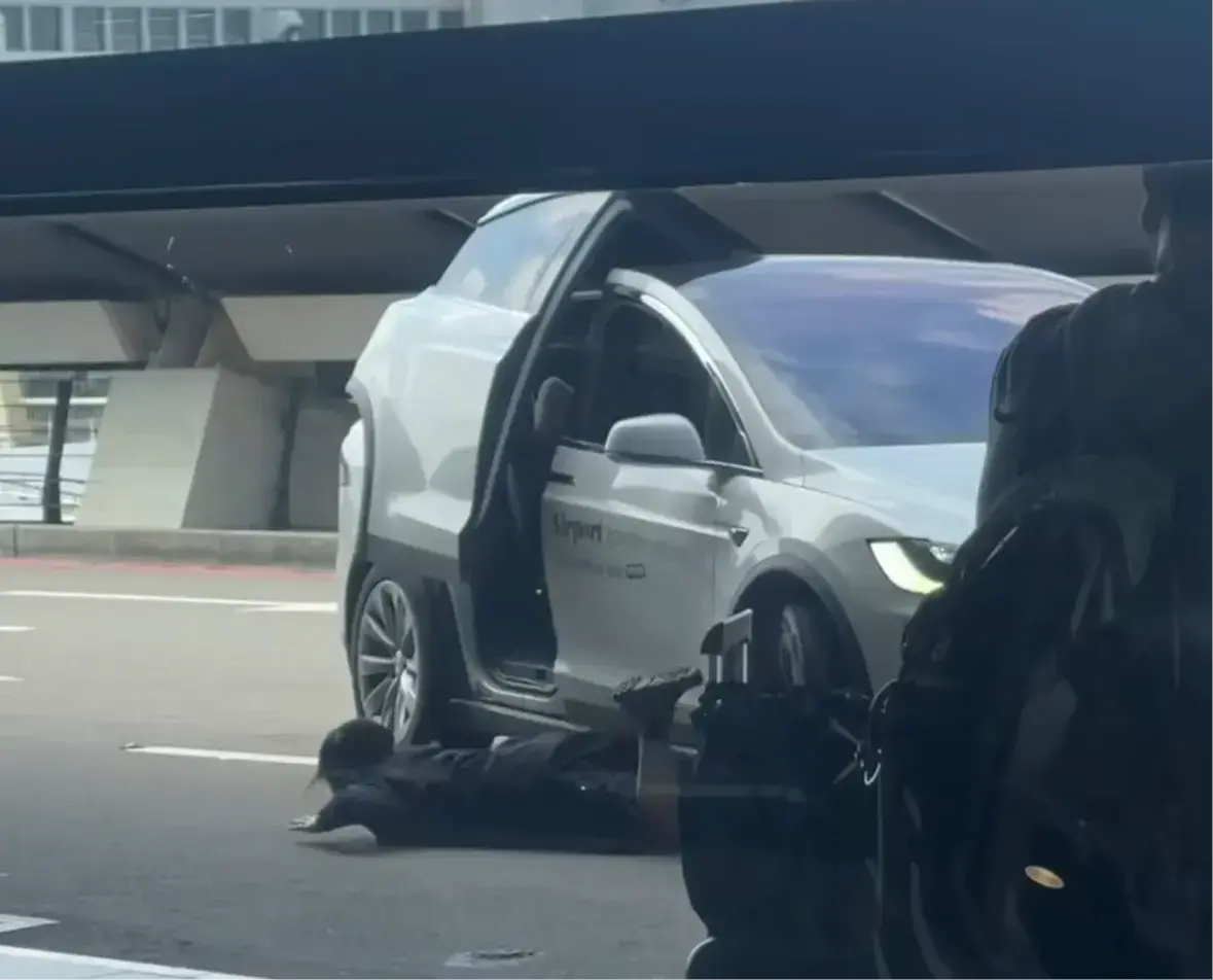 李姓女乘客見狀情況危急，試圖開車門下車，卻因車輛急駛被甩出車外，重重地摔在車底。(網絡影片翻攝)