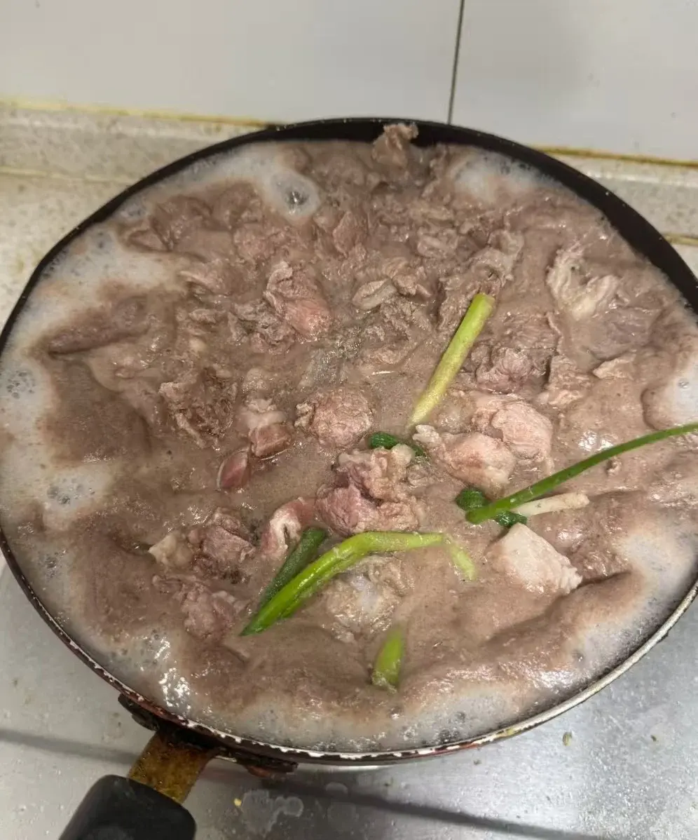 很多人在家燉肉時，都會碰到同一個難題：鍋裡飄起的泡沫，到底要不要撇乾淨？（示意圖來源：小紅書網友）