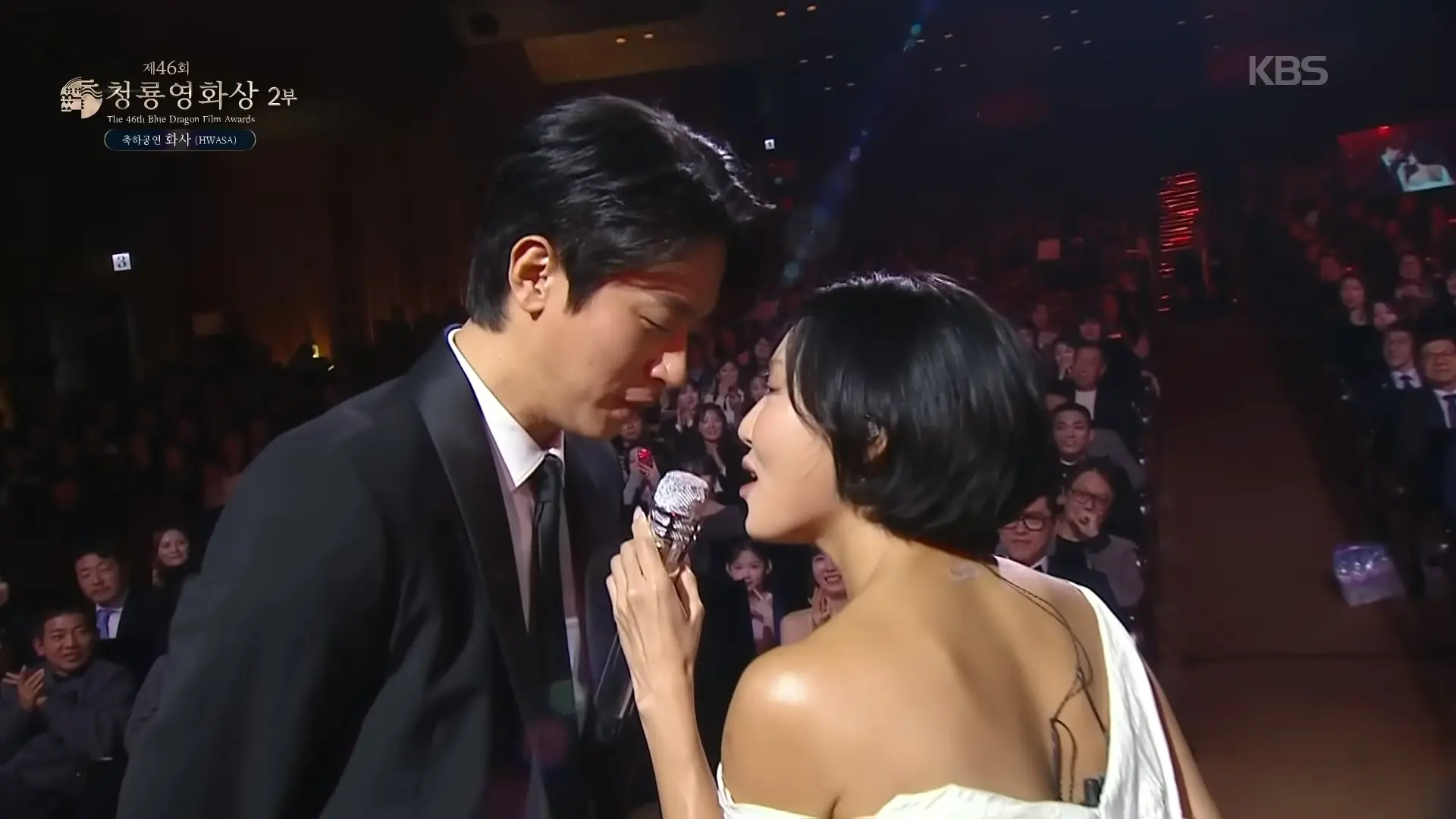 儘管 D 社尚未出手，網路上已掀起熱烈的 CP 猜測潮。其中在《Good Goodbye》MV 中飾演情侶的華莎與朴正民聲勢最高，這首本是描寫分手的歌曲，卻因兩人充滿愛意的眼神互動備受關注。(圖：視頻截圖)