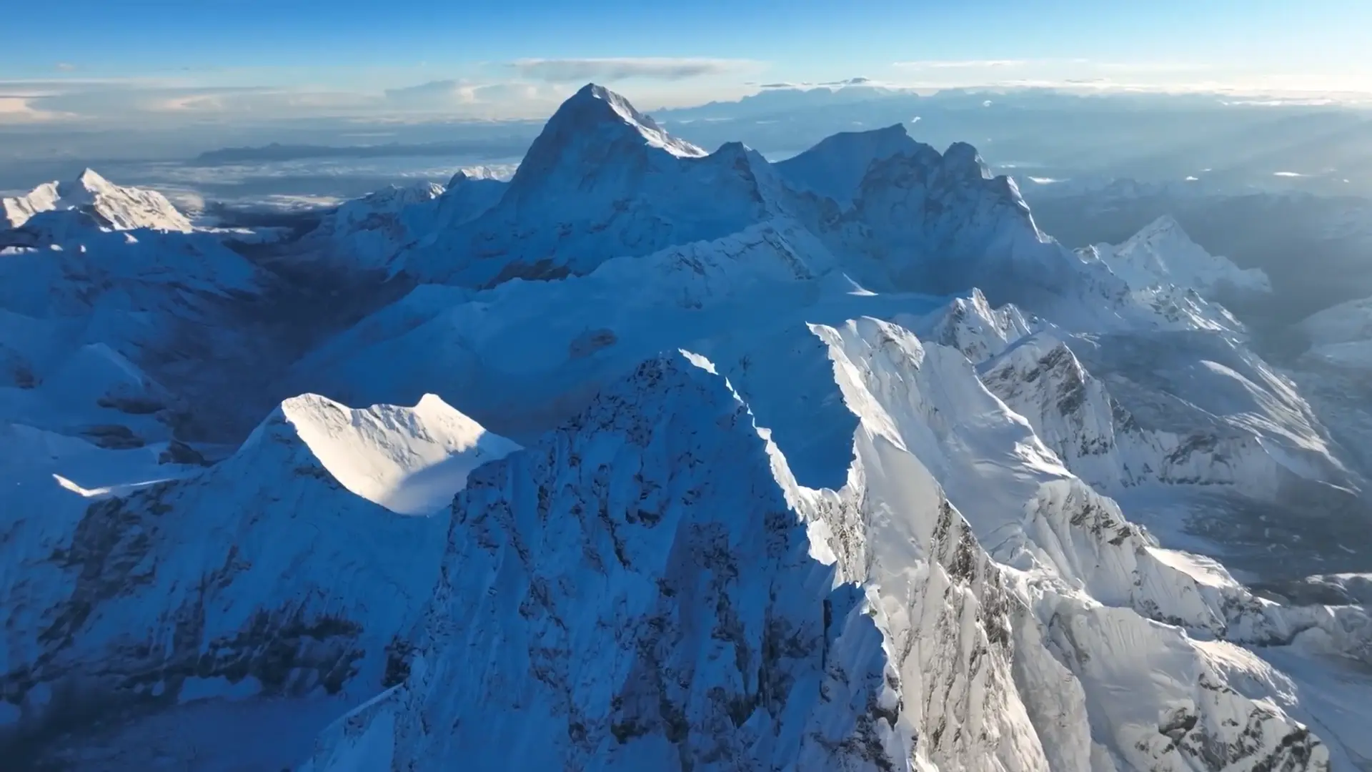 尼泊爾聖母峰昆布冰川（Khumbu Glacier）融化速度驚人，最新研究證實，登山季人類活動包含尿液排放、燃料使用，會大量消融冰川，單季尿液熱能即可融化154噸冰層，加劇高原冰川災害風險。（來源： Tutorials by Joe & Lisa@YouTube）