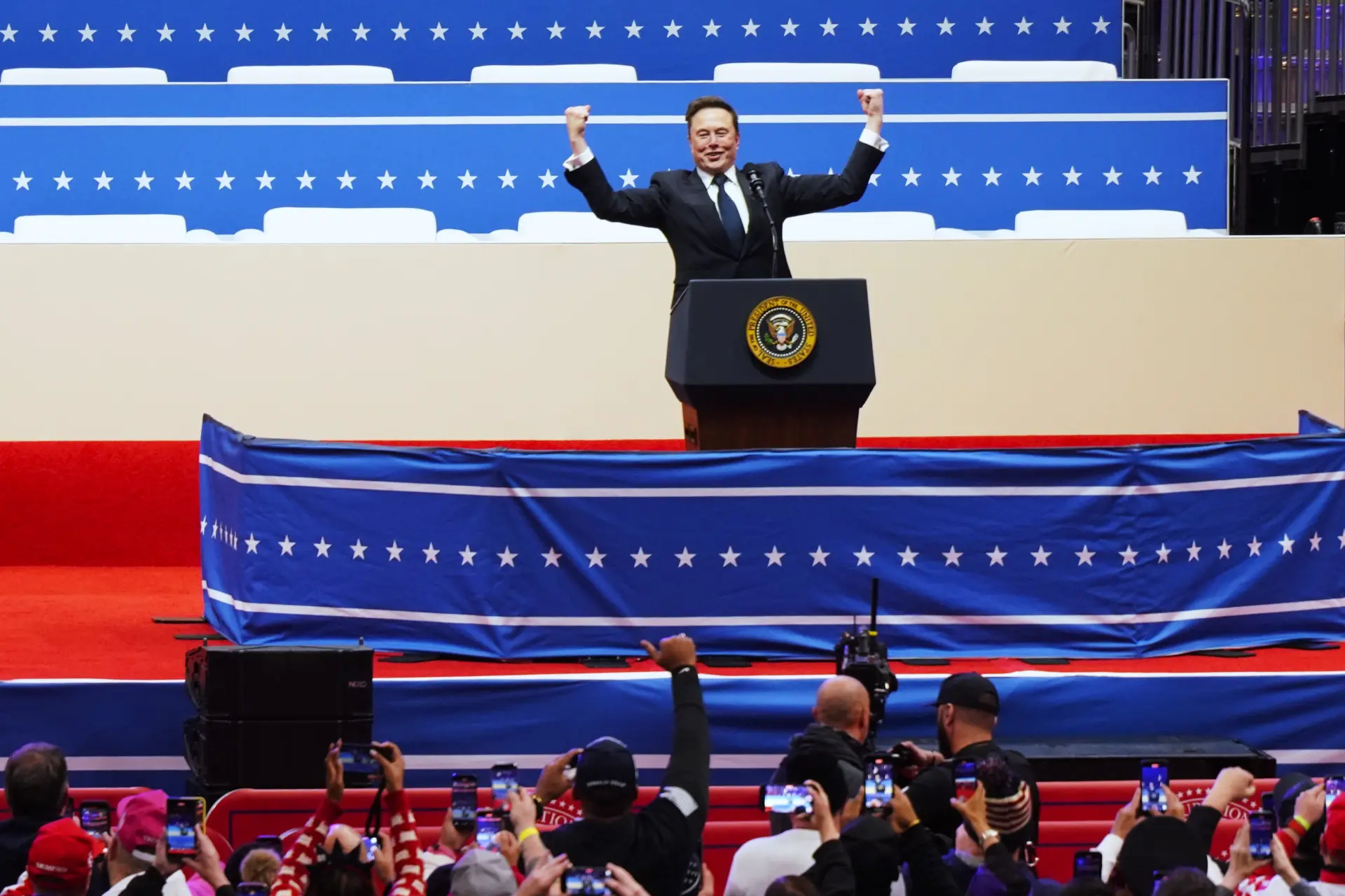 馬斯克強調，未來將不再需要操作系統或獨立 App 的概念，就像曾經的租碟巨頭 Blockbuster 一樣，App 將成為徹底的歷史名詞。(圖：新華社)