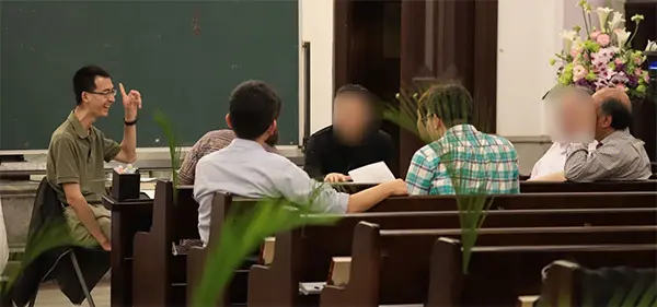 左為查經班里的廖斌洲，後來在一些活動中，他還擔任主持人 台北濟南教會