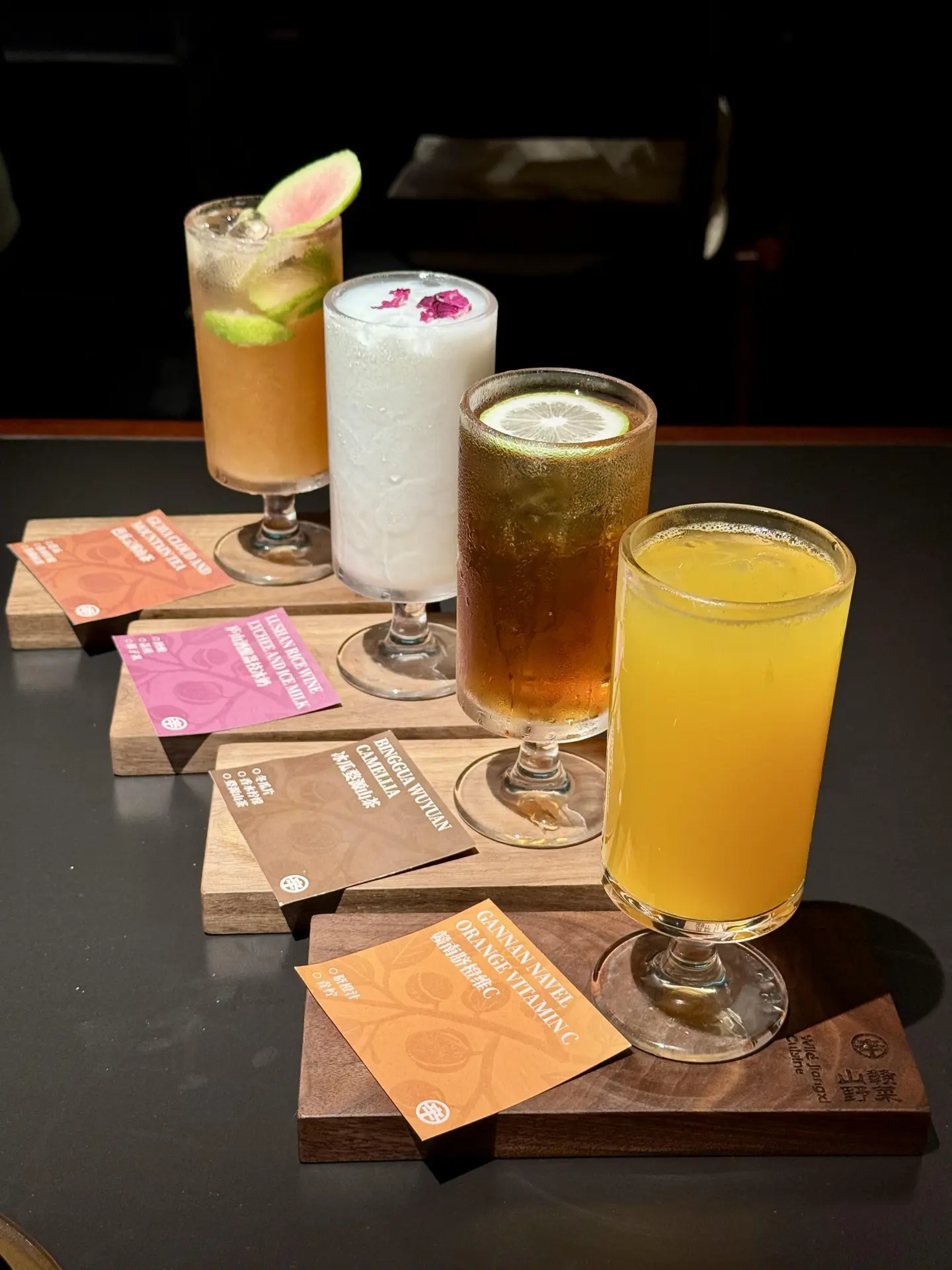 贛辛野（大悅城店），作為深圳首店，剛開業就成了打卡熱點。  店裡滿是山野風情，木質裝飾搭配綠植，處處透着贛菜的獨特美學，離地鐵口又近，逛累了隨時能鑽進去解饞。（來源：小紅書）