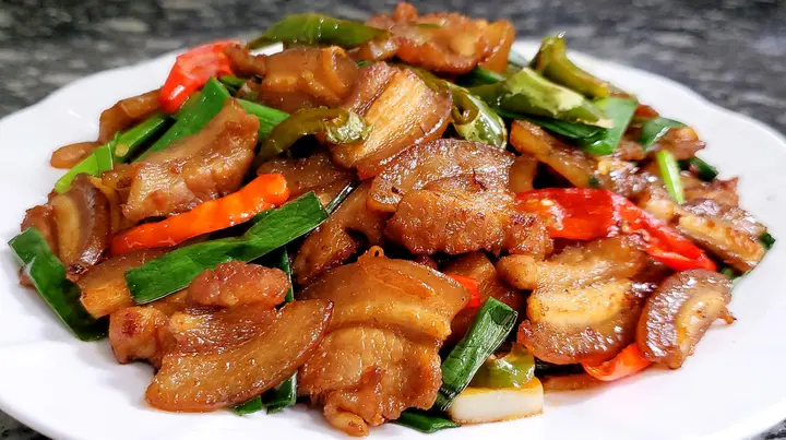 川菜師傅做回鍋肉，從不直接炒五花肉，非得先煮一遍。（來源：images）