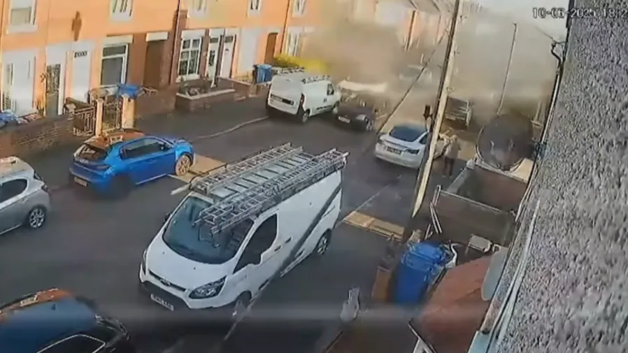 全英震驚！58歲男子遭女友趕走，情緒失控引爆瓦斯，整排住宅被炸成廢墟的封面圖片