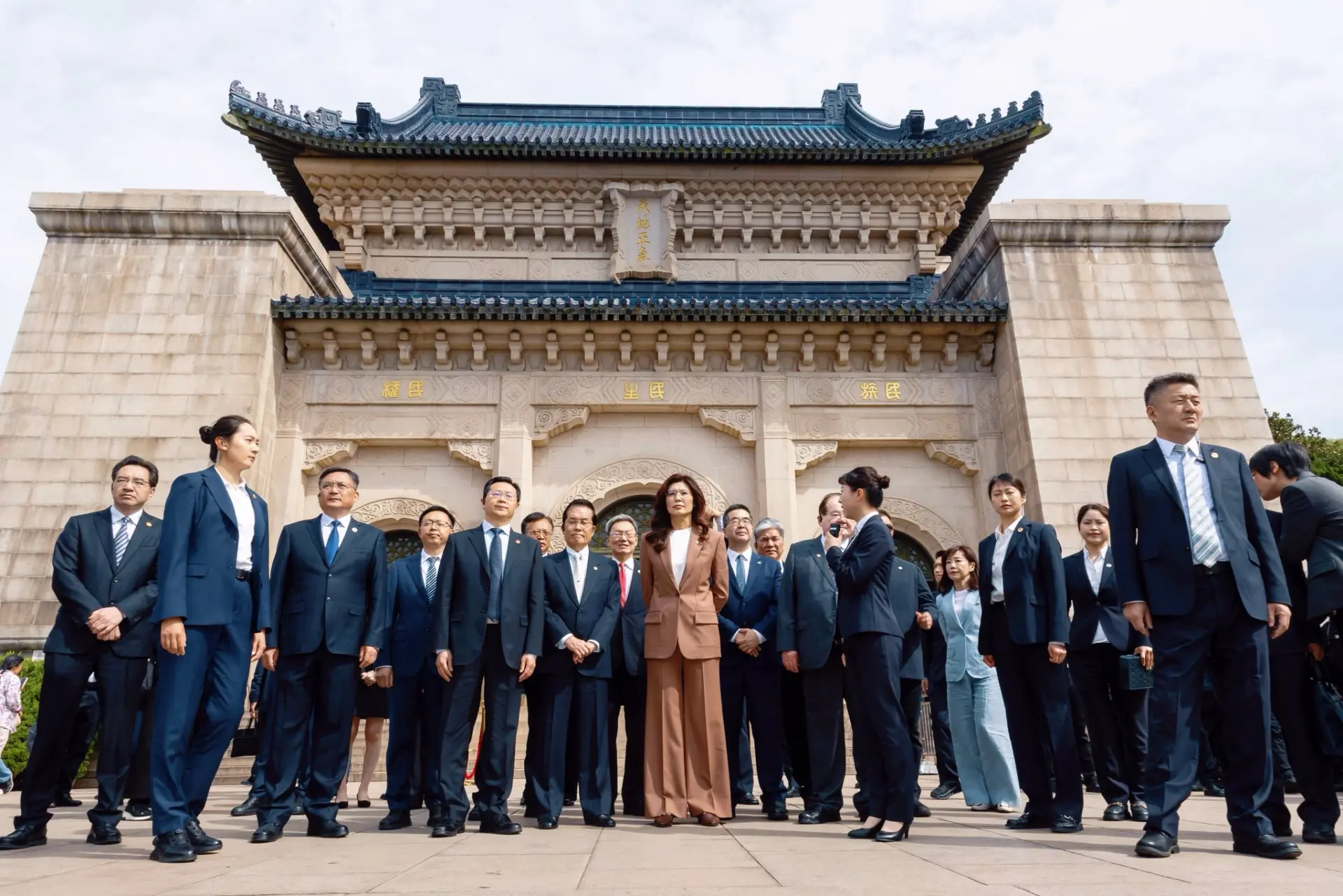 中國國民黨主席鄭麗文女士以和平為主軸訪問大陸，尋求兩岸最大公約數，這是戰略清醒與智慧的勇氣展現。她此行的目的是「拆彈」，而非「投降」；是守護百姓安寧，是延續中華文明一貫的和平之道，而不是「賣台」。(圖：鄭麗文﻿@FB)