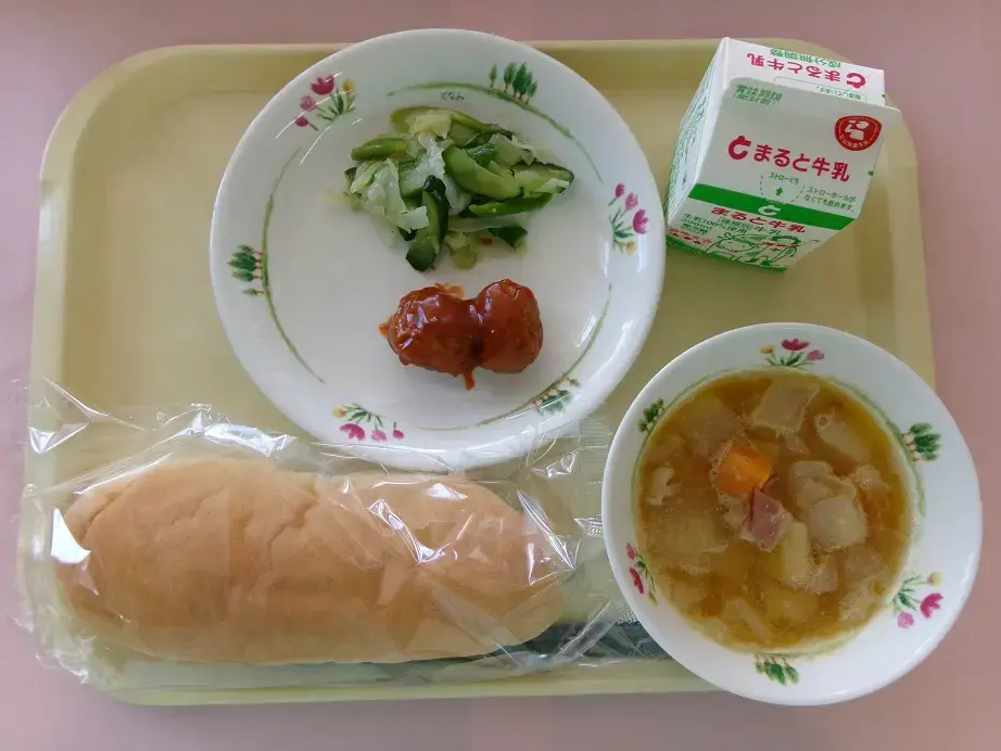 日本富山縣礪波市於官方X及網站公開小學營養午餐照片，餐點視覺份量偏少，遭網民譏為戰時夥食，懷疑免費政策導致減量。校方回應餐點營養達標，份量與熱量並未縮減。（來源：tonami_city@X）