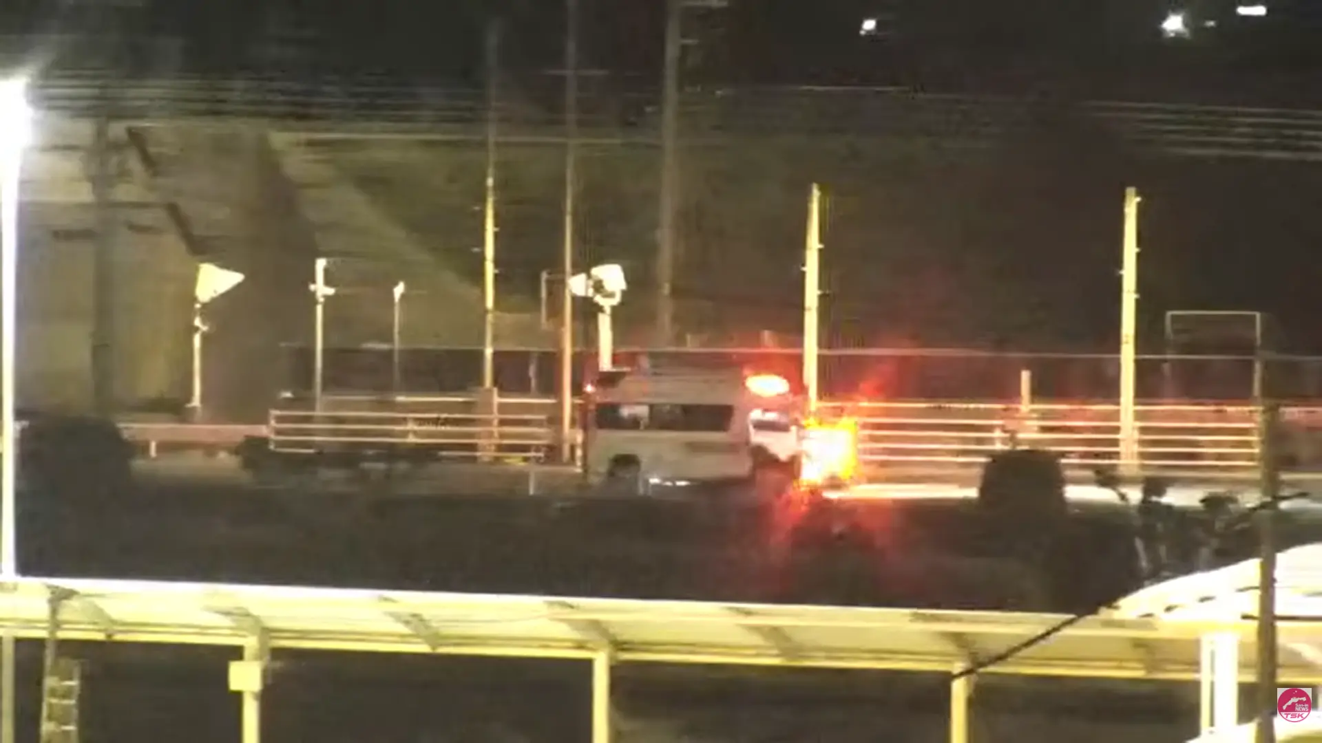日本鳥取縣境港市JR境線米子機場站（無人車站），一名男子醉後跌落月台臥軌，幸被列車駕駛員急煞救下，事件造成4班列車受阻、300名旅客受影響。（來源：TSK news イット!@YouTube）