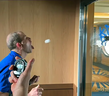 美國愛達荷州男子戴維・拉什（David Rush），就憑著一顆桌球、一張嘴，寫下了新的紀錄篇章 ——30 秒內用嘴含球吐向牆壁，待球彈回後再精准接住，反覆動作竟完成了 51 次，刷新了自己曾保持的紀錄。（來源：RecordBreakerRush@YouTube）