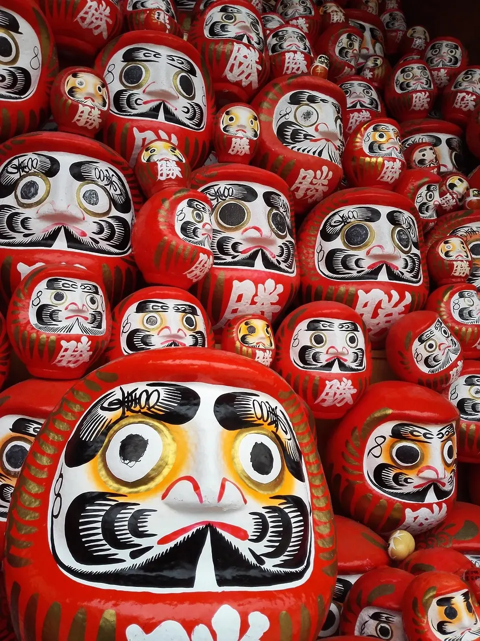 台灣地區的女網友於大阪箕面市勝尾寺購入達摩（ダルマ），置於臥室後連日夢巨型達摩追趕，移動擺放處便恢復安穩，內行人解析擺放空間與開光、還願等日本民俗規範。（示意圖來源：pixabay）