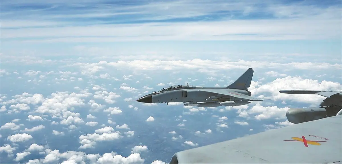 去年5月，解放軍東部戰區舉行「聯合利劍－2024A」演習，空軍雙機編隊模擬打擊目標。(國防部網)