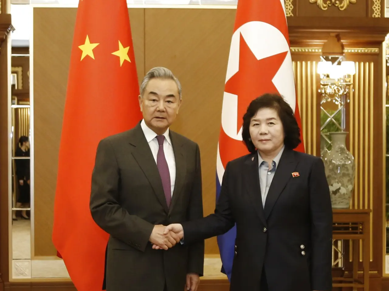 中共中央政治局委員、外長王毅在平壤，與朝鮮外相崔善姬會談。(新華社)