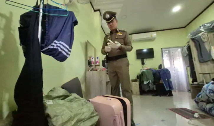 泰國烏隆他尼府24歲超商女員工裸身陳屍租屋處，頸部纏繞電線窒息身亡。警方排除劫財與自殺，研判為性侵他殺，悲劇疑似因死者長期不鎖門的危險習慣引發，目前全力追查兇手。（來源：khaosod）