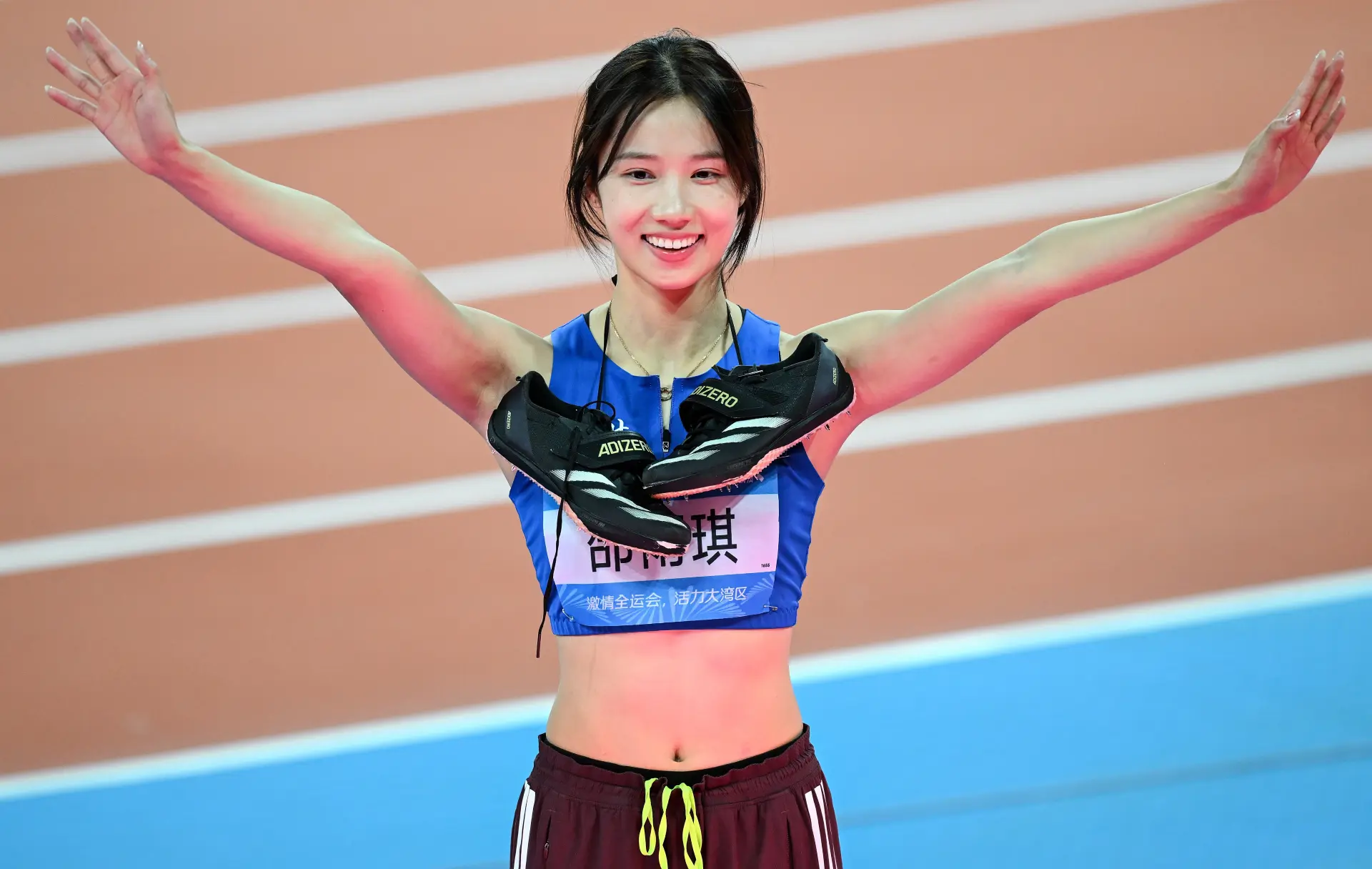 除了出色的運動成績，邵雨琪的學霸身份與亮麗外表也讓她收穫大量粉絲。網友紛紛留言稱「實力與顏值並存的妹紙」「明明有顏值，非要靠實力」「武漢姑娘就是扎實」，不少人直言被她圈粉。(圖：新華社)