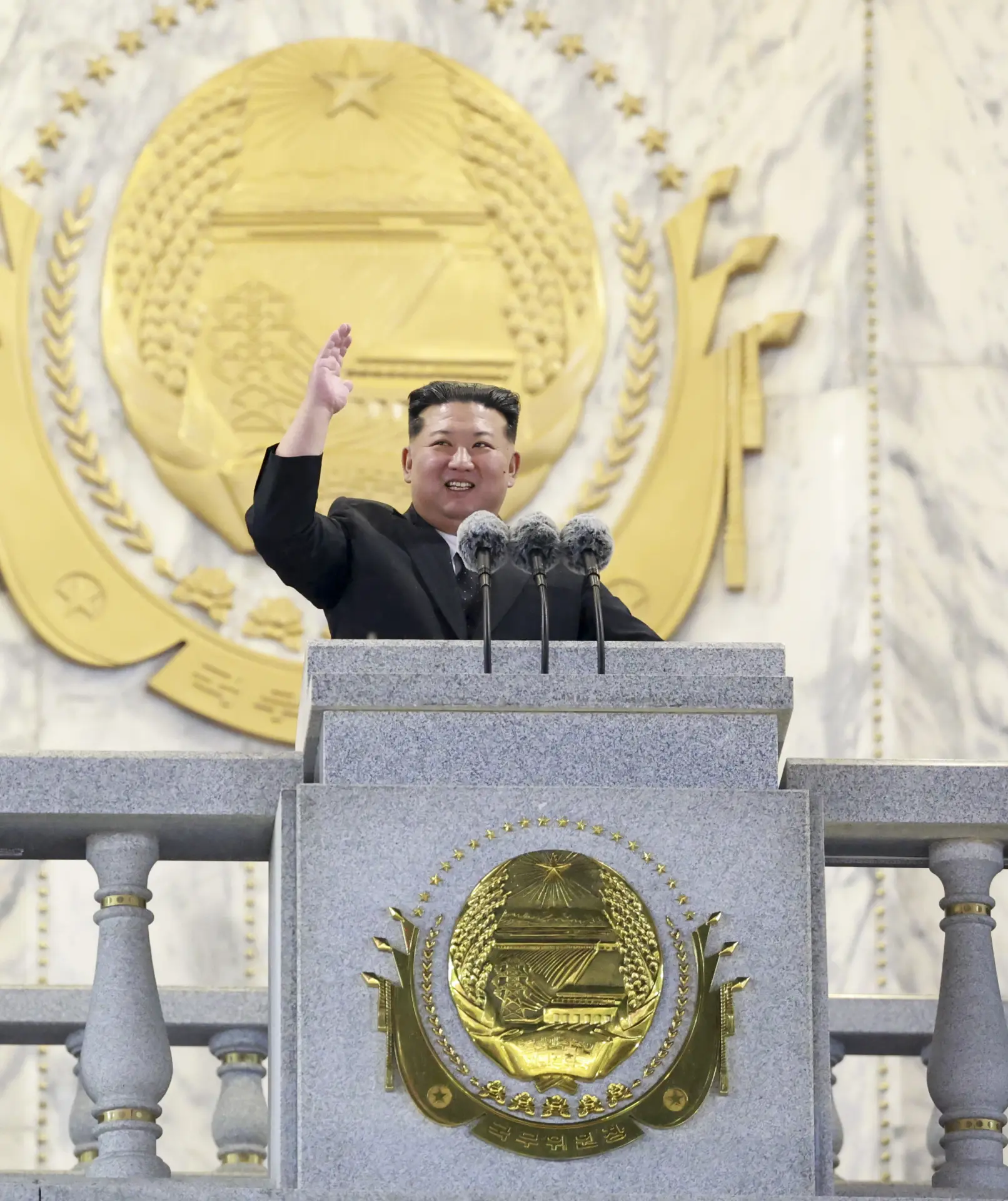 金正恩在講話中強調，捍衛國家主權、維護人民安全與利益，是朝鮮軍隊肩負的至高無上的任務和絕對使命，朝鮮軍隊必須繼續發展成為所向無敵的實體，消除一切逼近防衛圈的威脅。(圖：新華社)