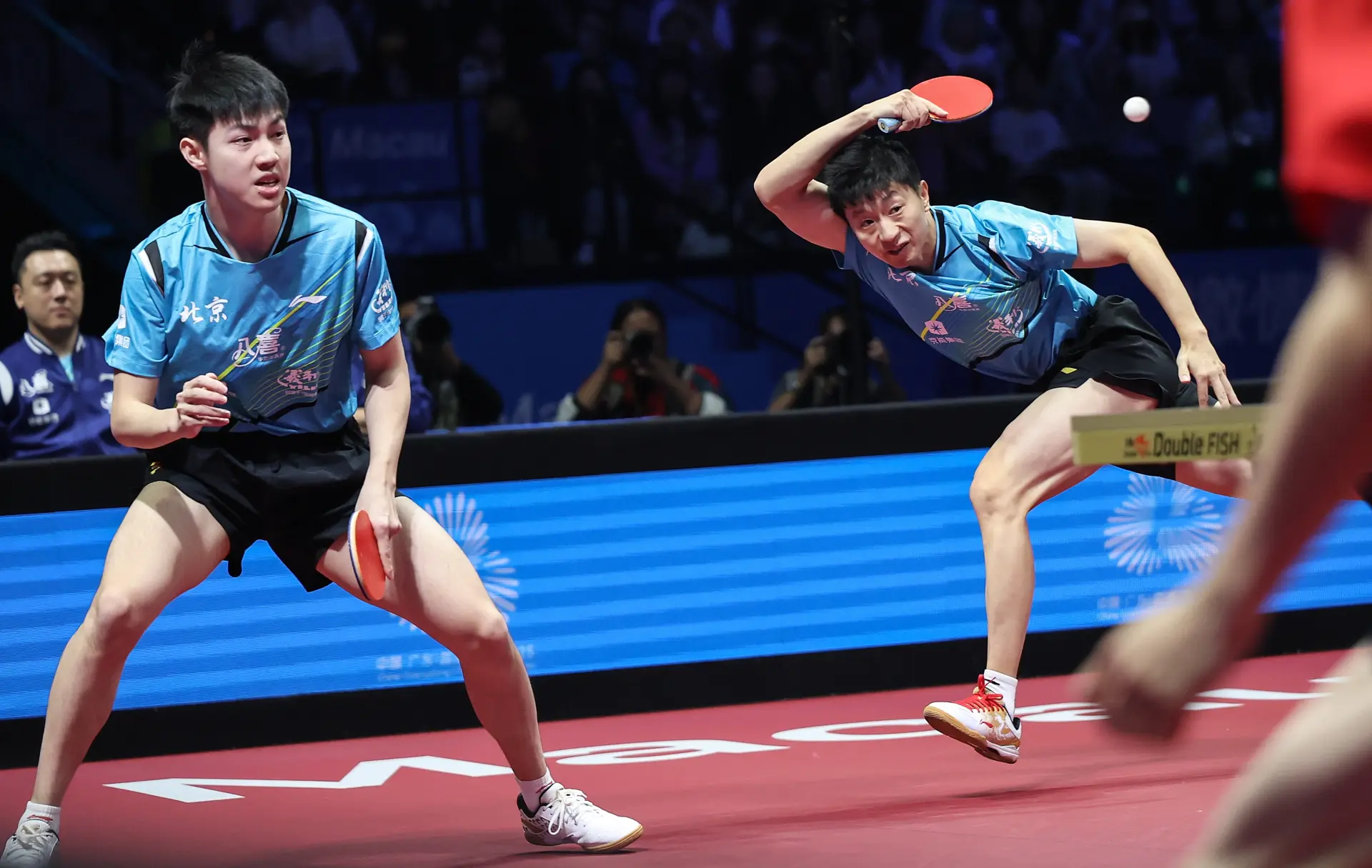 比賽開局便充滿看點，首盤雙打由馬龍攜黃友政迎戰許昕與周愷。這場被譽為「中國乒協VS亞洲乒協副主席」的對決，可能是兩位老將的全運謝幕之戰。(圖：新華社)