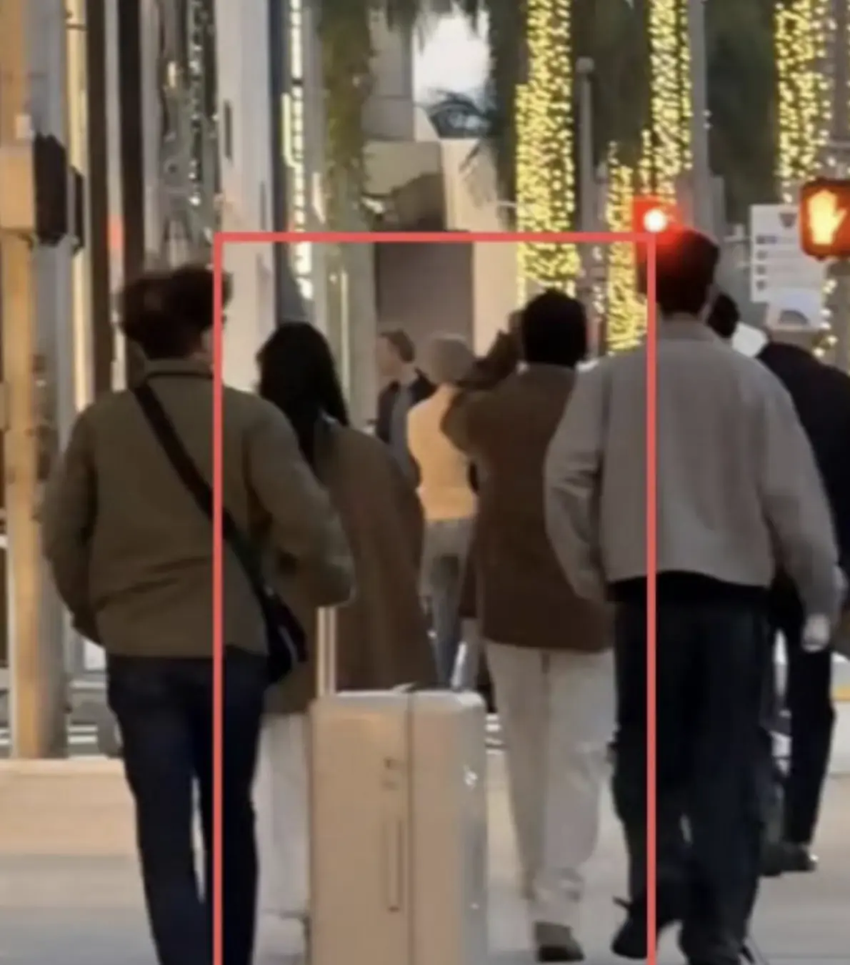 事實上，林俊傑與七七的戀情傳聞早有跡可循。今年2月，就有消息指出他與20歲的廣東網紅七七交往，其後二人多次被目擊外出約會，甚至曾在洛杉磯被拍到身穿情侶裝逛街。(圖：截圖微博)