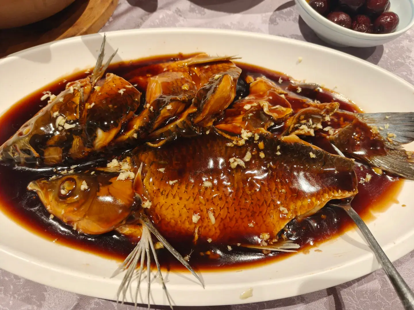 中國杭州西湖醋魚近年被年輕人瘋狂吐槽難吃，實多為不正宗版本所致。其源自清代醋摟魚，講究餓養去腥、沸水輕汆、酸甜平衡，是杭幫菜本味代表，長期被網路梗嚴重誤解。（示意圖來源：小紅書網友）
