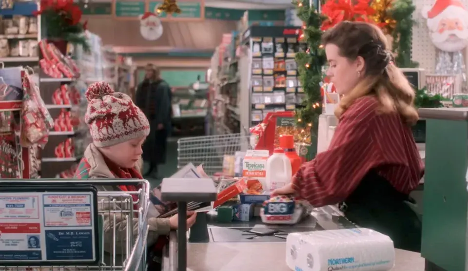 該短片對比電影中經典一幕：1990 年，時年 9 歲的童星麥哥利高堅飾演的主角 Kevin，獨自走進超市購買 10 樣生活必需品，當時消費總額僅 19.83 美元。(圖：電影《寶貝智多星》劇照)