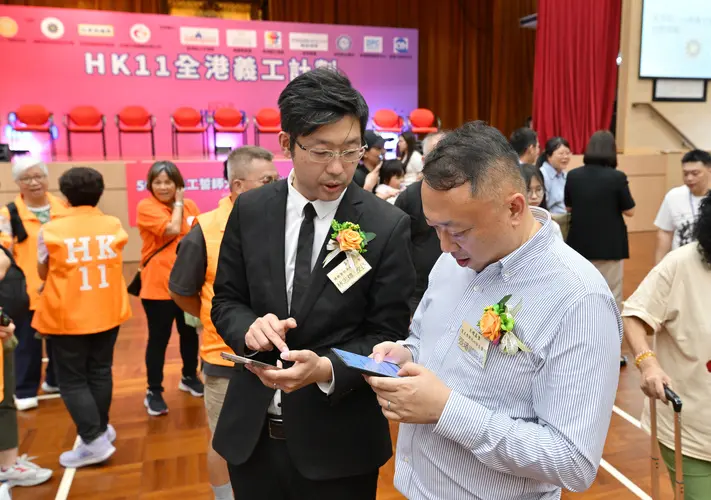 由林志煒校長帶領嘉賓啟動系統，為義工評分