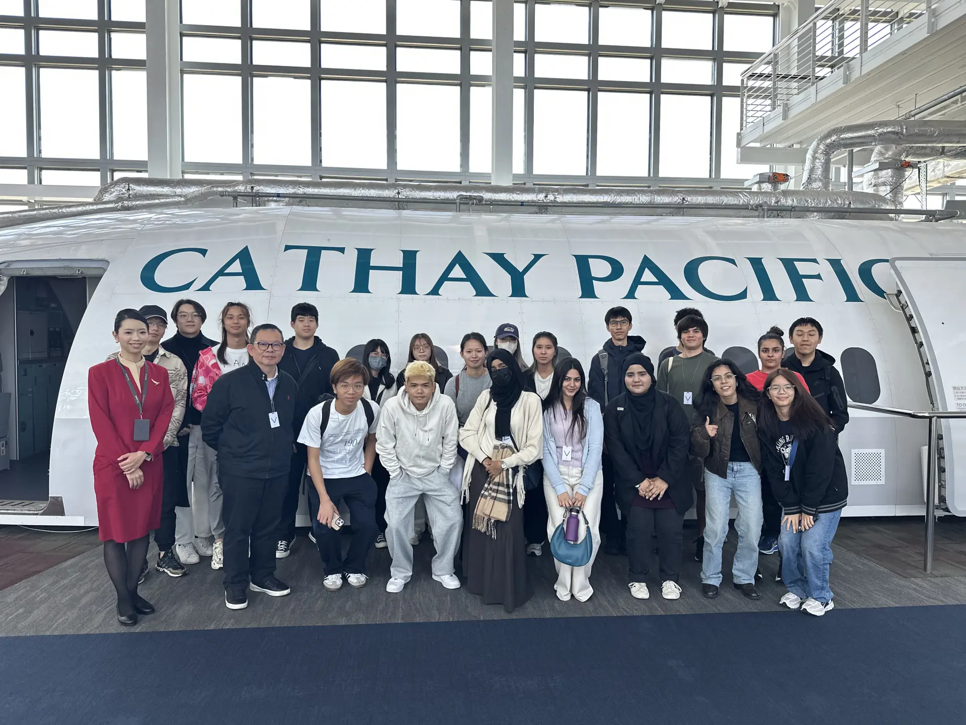 香港伍倫貢學院營運及管理（榮譽）航空課程的一年級學生，於上午時分走進國泰城，展開一場近距離認識航空運作的實地體驗。(圖：陳杰)