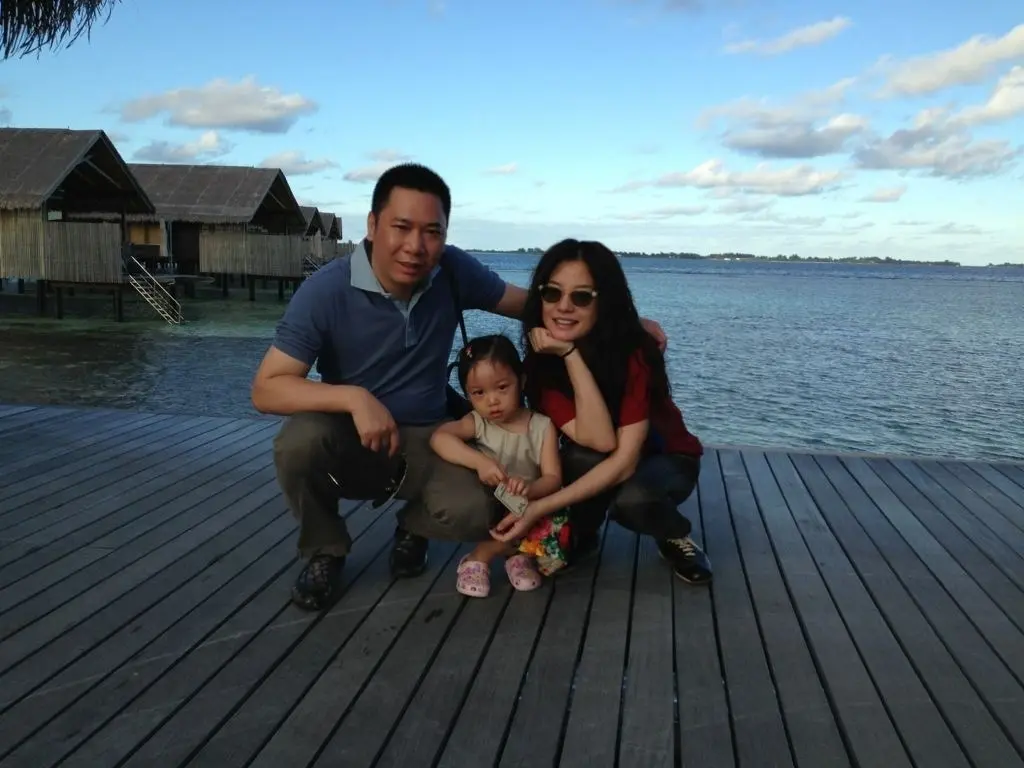 事實上，趙薇近年的生活變動頗大。她與新加坡籍商人黃有龍於 2008 年註冊結婚，2010 年迎來女兒誕生，2012 年夫婦二人更豪擲逾 1.5 億元，在香港荃灣皇璧購入 3 伙複式單位，當時可謂風光無限。(圖：網絡截圖)