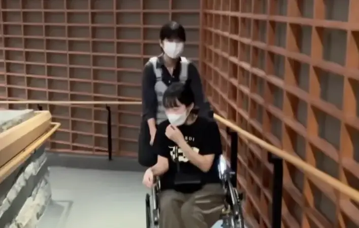 2019年底確診時，她還能勉強走路，可病情就像擋不住的潮水。從能走到只能站，最後連抬手摸臉都要費盡力氣。（來源：blossom_joo@youtube）