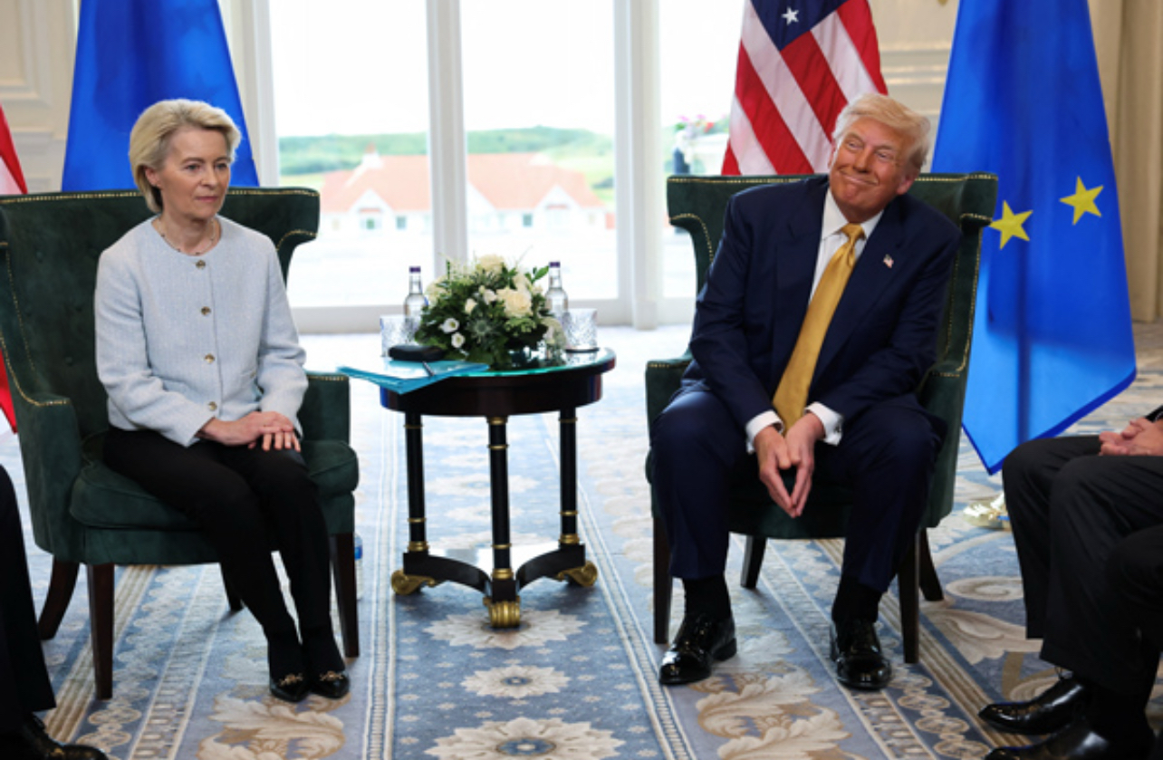 7月27日，美國總統特朗普與歐盟委員會主席馮德萊恩舉行會晤。（資料圖片）