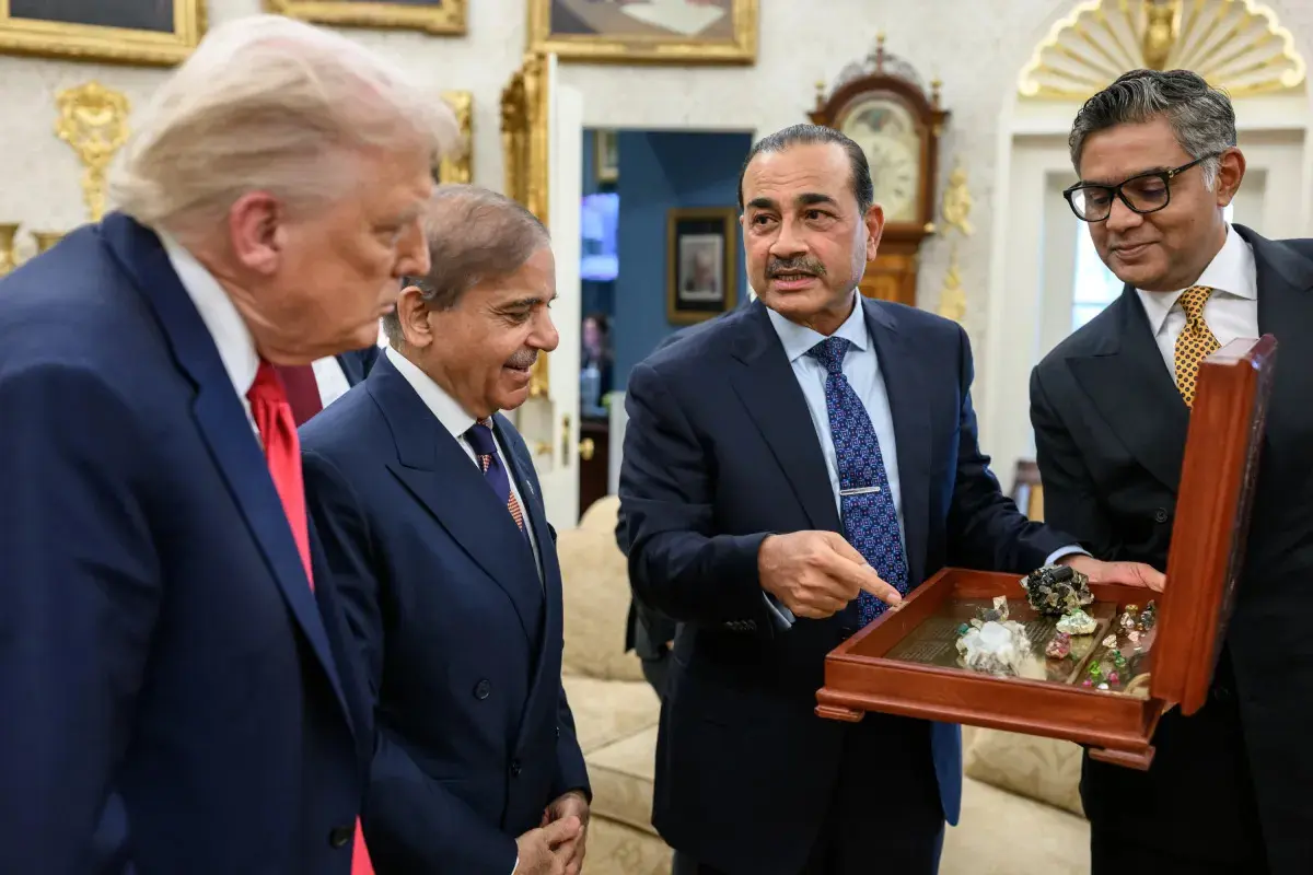 巴基斯坦陸軍參謀長阿西姆‧穆尼爾（Asim Munir，左而）和總理謝赫巴茲‧謝里夫（Shehbaz Sharif，左三）在白宮向美國總統川普（特朗普，左一）贈送礦物樣品。(美國白宮網站)