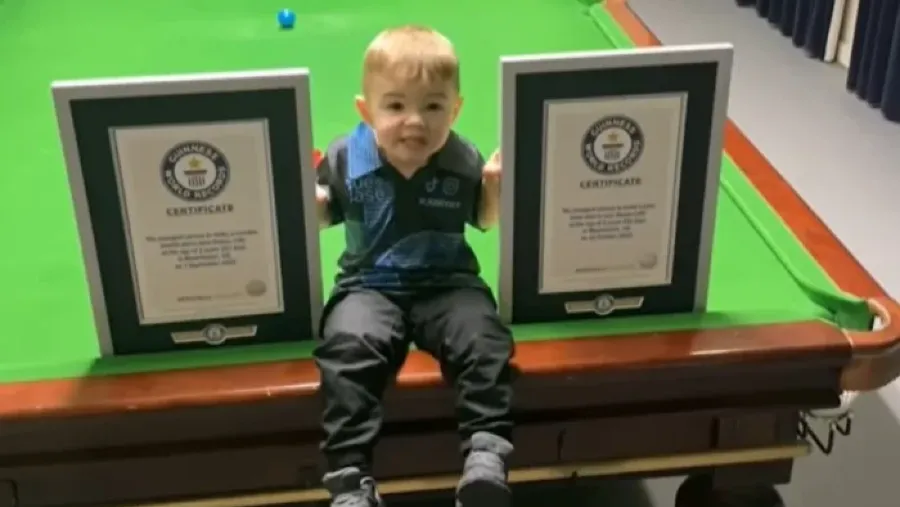 英國2歲撞球神童踩凳子練球破紀錄，萌度與實力雙滿分～的封面圖片