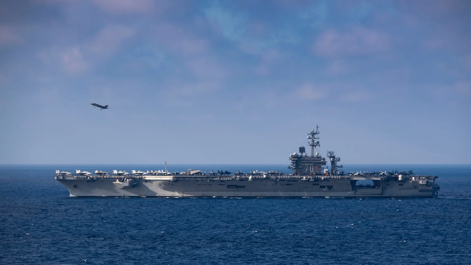 美國海軍正在積極提升後備動員能力，圖為F-35C戰機從「卡爾文森號」航艦起飛的畫面。（取自DVIDS網站）