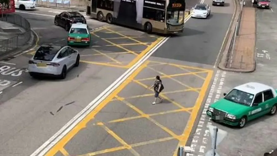 上水59歲婦打斜亂過馬路遭警截停 揮手避檢片段瘋傳網民熱議  發出傳票2000元罰款的封面圖片