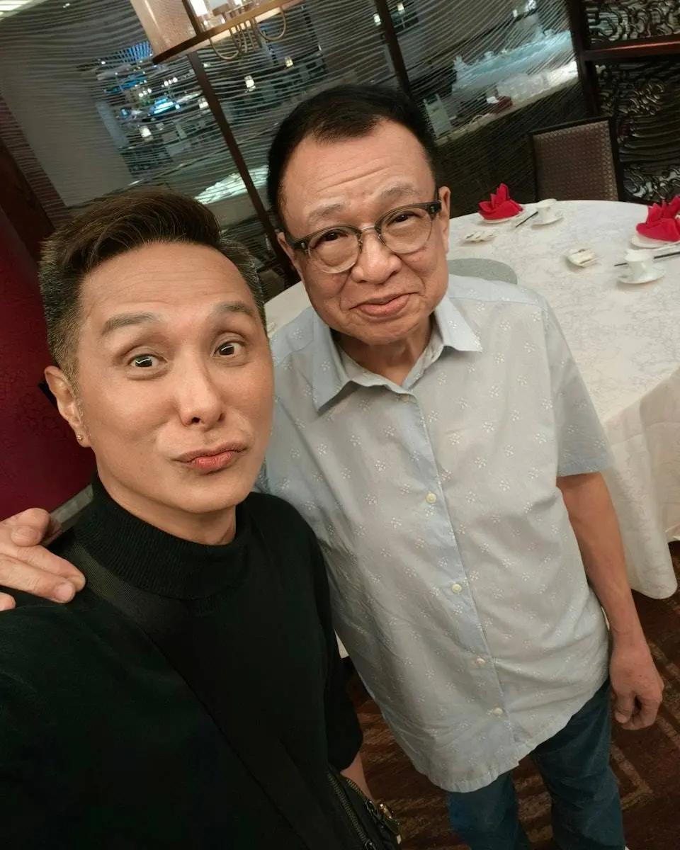 據了解，錢翰群與許紹雄私交甚篤，當年許紹雄夫婦更特別邀請他與黎芷珊擔任愛女婚宴的司儀，事後許紹雄還大讚他主持出色。此次他亦專程從新加坡來港出席喪禮，送好友最後一程。(圖：collinchee_roots@IG)