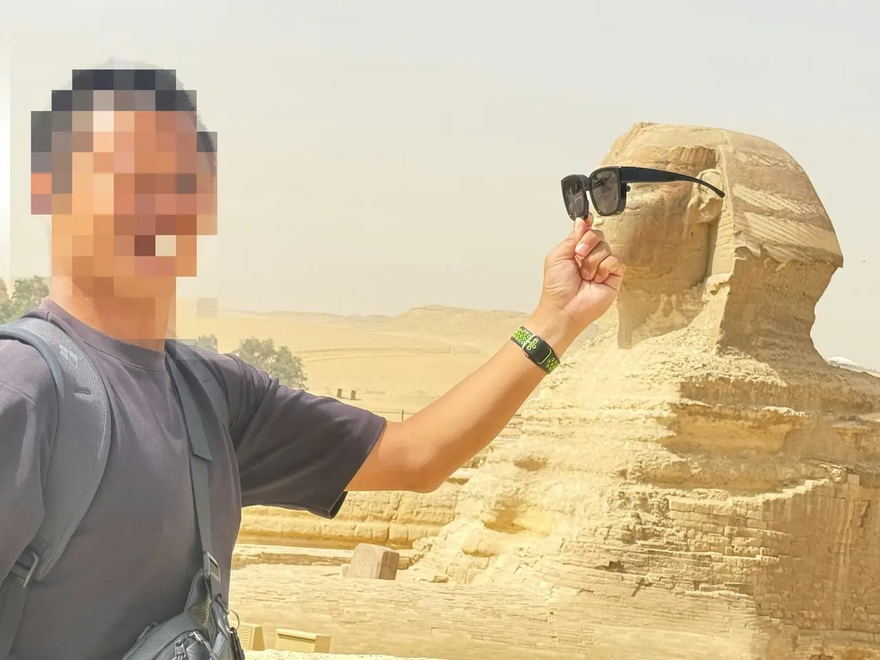 日本旅人Sukiyaki前往埃及人面獅身像打卡，遭持有官方證照的人員熱心幫拍，被誘至無人死角後對方態度驟變，強扣手機勒索費用，事件曝光後引發眾多遊客共鳴與避雷討論。（來源：Thai__Suki@X）