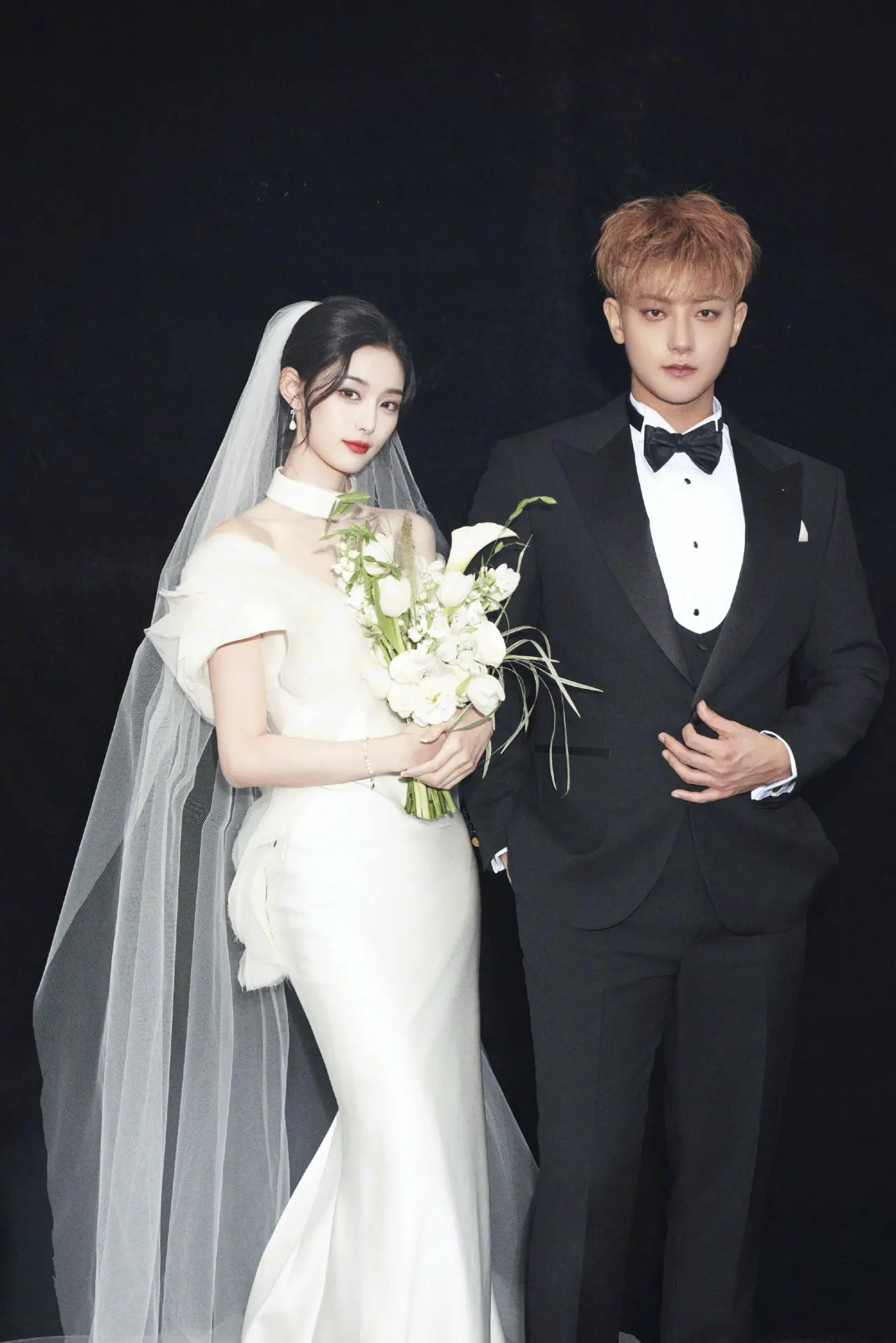 內地男星黃子韜與旗下女星徐藝洋在社交平台同步晒出婚紗照，並甜蜜標記對方，為即將到來的婚禮預熱。(片：ACE-YOUNGKINGYOUNGBOSS@微博)