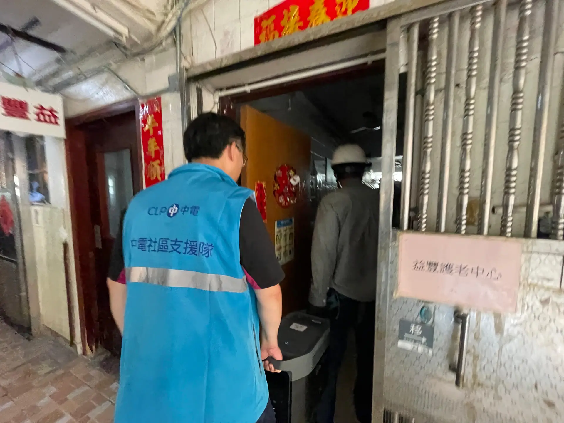 中電社區支援隊為土瓜灣益豐大廈的受影響院捨送上流動照明設備及流動電池。