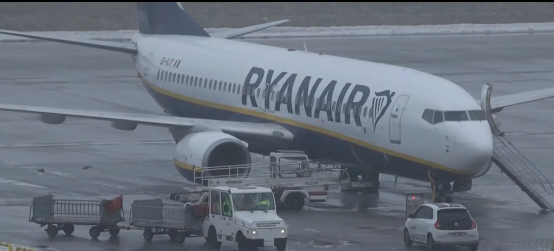 愛爾蘭瑞安航空一架波音737 NG客機高空突發險情，機窗碎裂脫落導致機艙失壓，一名六旬乘客險被吸出艙外，靠妻兒與乘客合力相救保命，波音機型安全隱憂再度引發熱議。（來源：CBS New York@YouTube）